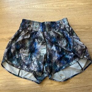 Lululemon women's Dazed purple Stretch shorts size 6